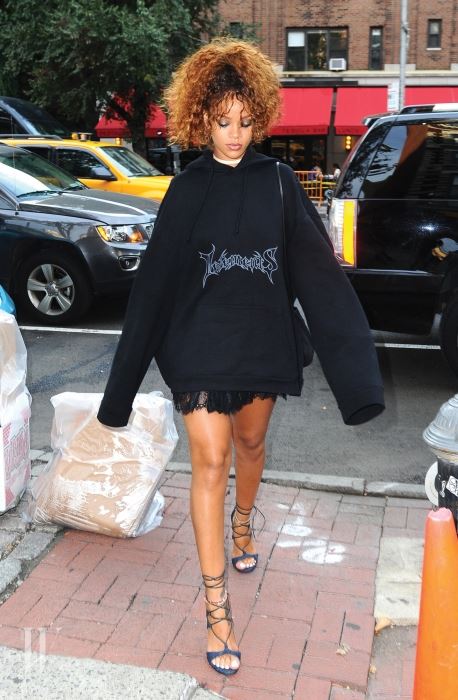 Rihanna heads to Da Silvano rocking a oversized sweater in NYC Pictured: Rihanna Ref: SPL1097427  110815   Picture by: Splash News Splash News and Pictures Los Angeles:310-821-2666 New York:	212-619-2666 London:	870-934-2666 photodesk@splashnews.com 