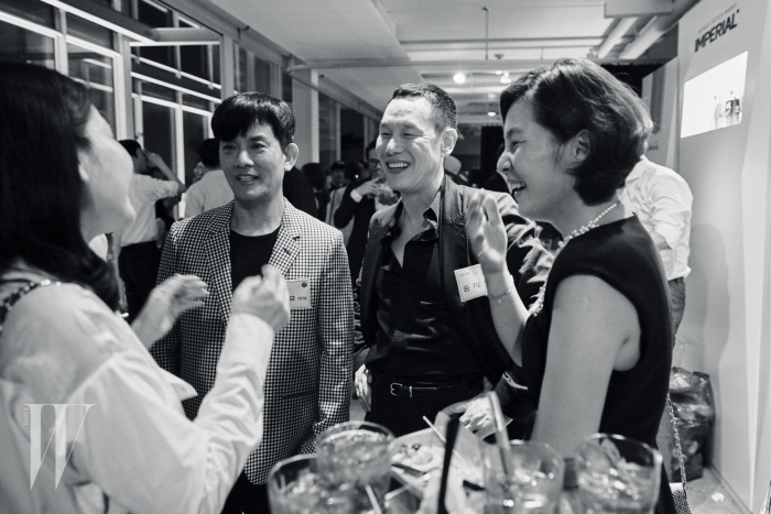 디자이너 장광효, 송지오, 이상봉 등 한국 패션계를 대표하는 디자이너 및 신진 디자이너들이 함께 자리해 교감할 수 있었던 ‘CFDK Night’ 전경.