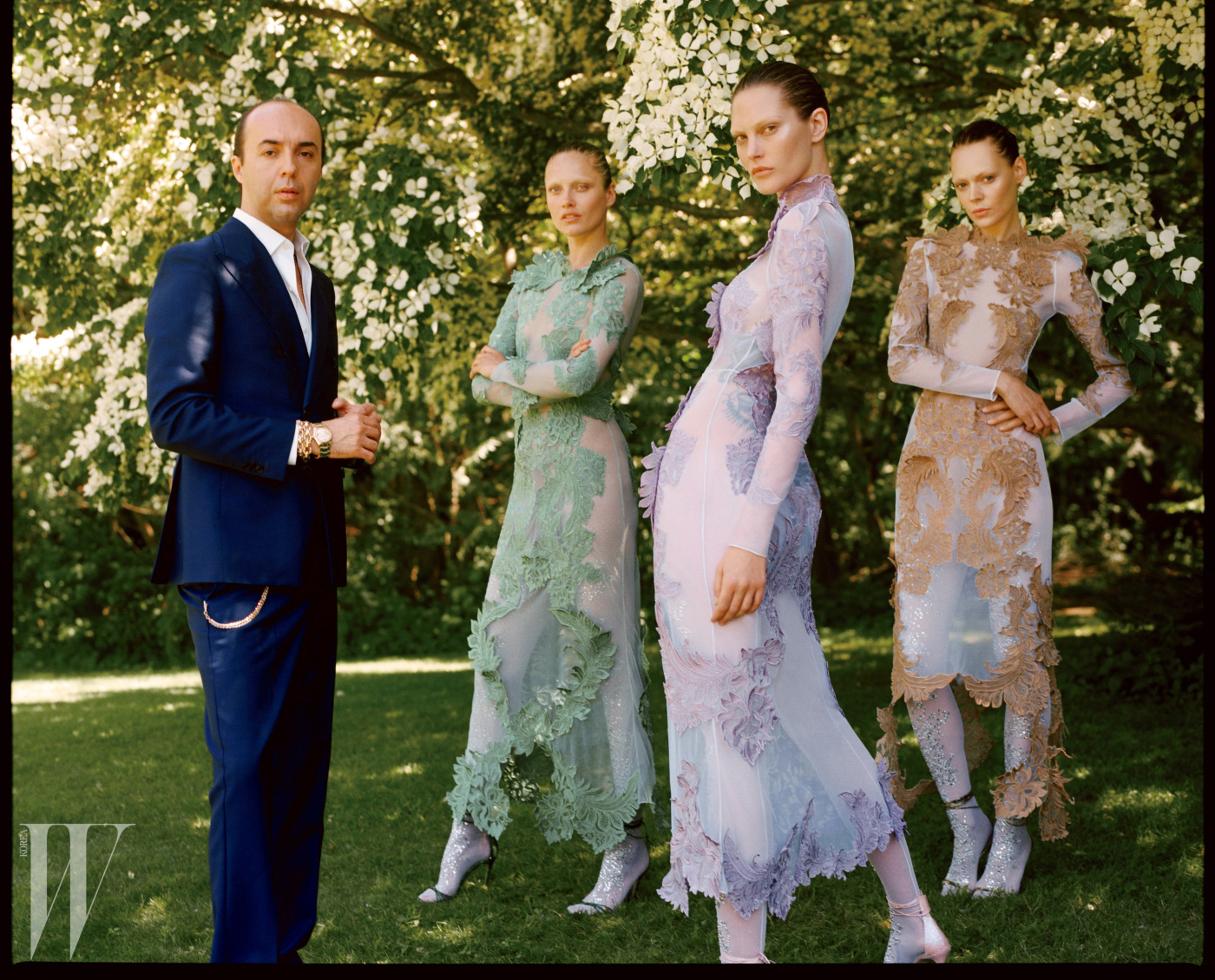 파리 쿠튀르 데뷔전을 치른 이탤리언 디자이너 프란체스코 스코냐밀리오. 모델들이 입은 쿠튀르 드레스는 모두 Maison Francesco Scognamiglio 제품.