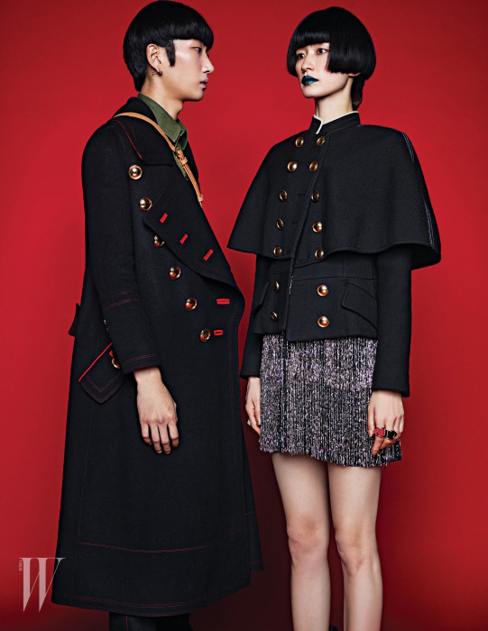 이봄찬이 착용한 골드 버튼 장식의 밀러터리 코트와 카키색 셔츠, 크로스백은 모두 Burberry 제품. 박세라가 착용한 케이프 형태의 실루엣이 돋보이는 밀리터리 재킷과 메탈 프린지 장식 드레스는 Burberry, 밴드형 가죽 반지는 모두 Louis Vuitton 제품.