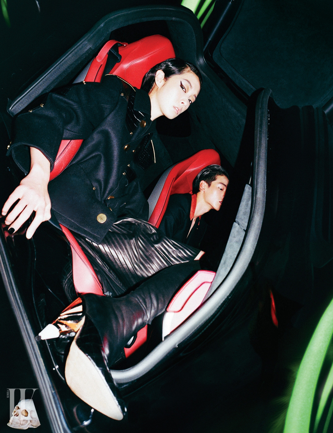 강소영이 입은 검정 가죽 파이핑 장식의 재킷과 주름 스커트, 메탈릭한 굽이 특징인 가죽 부츠, 주어진이 입은 빨강 라펠 장식의 검정 슈트는 모두 Givenchy by Riccardo Tisci 제품.