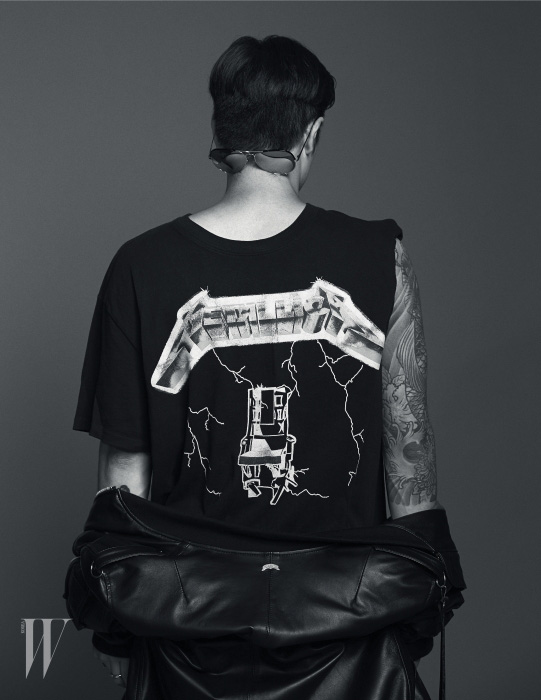 메탈리카 로고의 검은색 티셔츠는 Fear of God, 검은색 가죽 보머 재킷은 Nudebones, 보잉 선글라스는 Linda Farrow by Handock 제품.