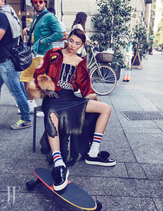 불에 탄 듯한 스커트 자락이 독특한 드레스와 벨트는 Moschino, 퍼 소매 장식 벨벳 재킷은 Miu Miu, 꽃 장식 슬립온은 Roger Vivier 제품.