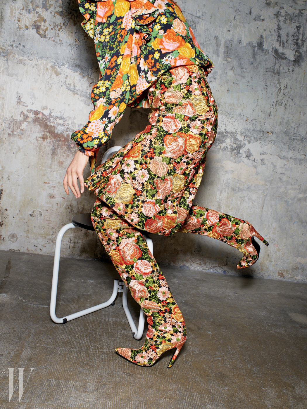 꽃무늬 실크 블라우스, 브로케이드 소재 스커트와 사이하이 부츠는 모두 뎀나 바잘리아가 진두지휘한 발렌시아가의 첫 여성복 컬렉션 제품.