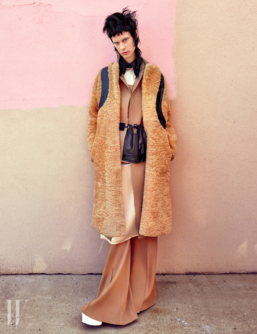 시어링 코트와 드레스, 셔츠, 와이드 팬츠와 가방은 Celine, 귀고리는 Louis Vuitton, 부츠는 Balenciaga 제품.