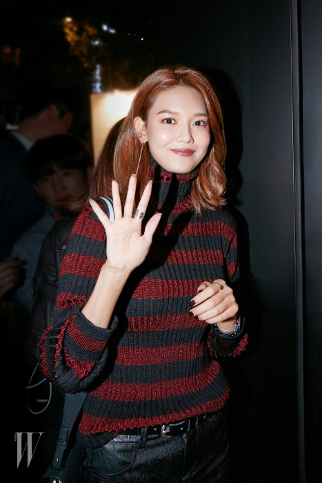 더블유 카메라를 보고 환한 미소로 손을 흔든 소녀시대 수영.
