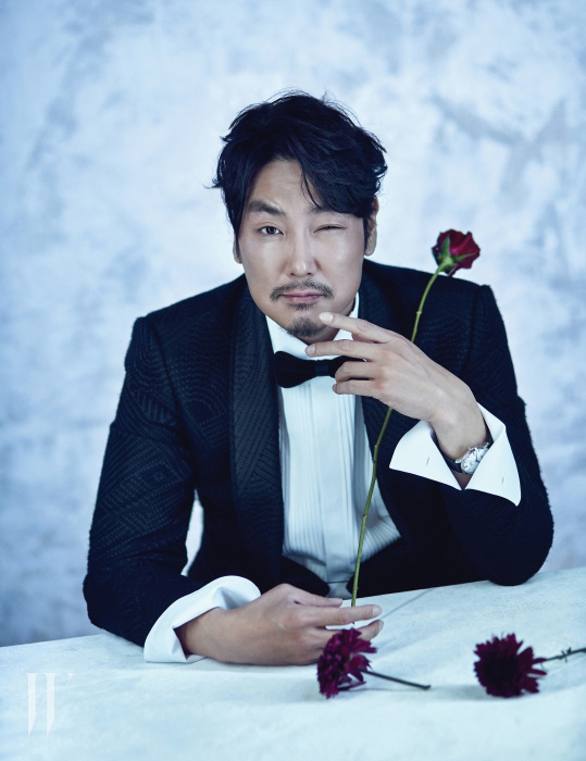 턱시도 슈트는 Baton 제품, 