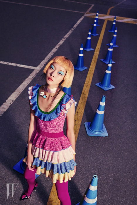 러플 장식 드레스는 Alexander McQueen, 꽃 장식 목걸이는 Vintage Hollywood, 하트 장식 슈즈는 Prada 제품.