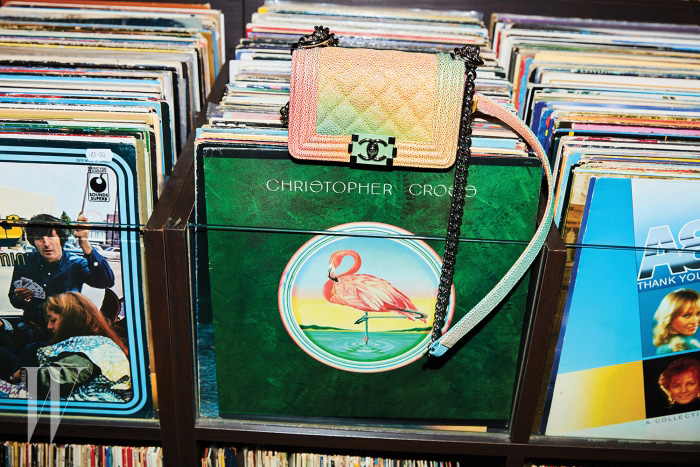 플라밍고가 그려진 크리스토퍼 크로스의 앨범과 함께 놓인 파스텔 컬러 보이 샤넬 백은 샤넬 제품. 가격 미정.