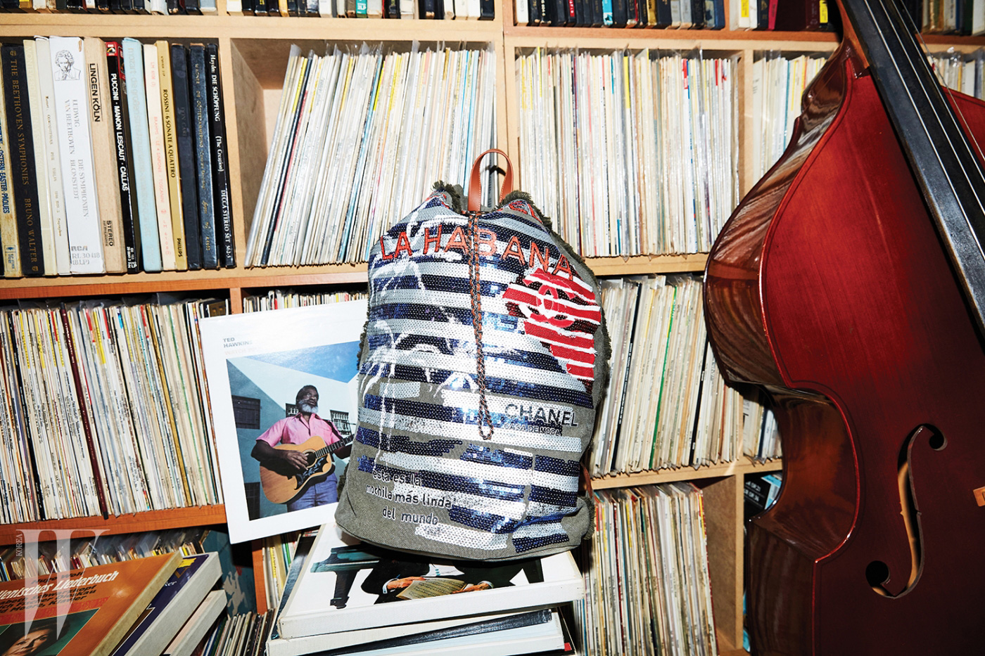 재즈 아티스트 테드 허킨스의 앨범과 함께 놓인 스팽글 장식 백팩은 샤넬 제품. 가격 미정.
