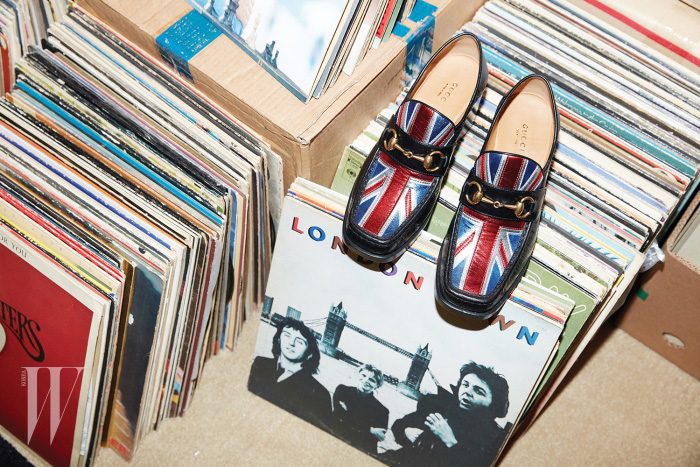 폴 매카트니의  앨범과 함께 놓인 유니언잭을 형상화한 홀스빗 로퍼는 구찌 제품. 97만원.