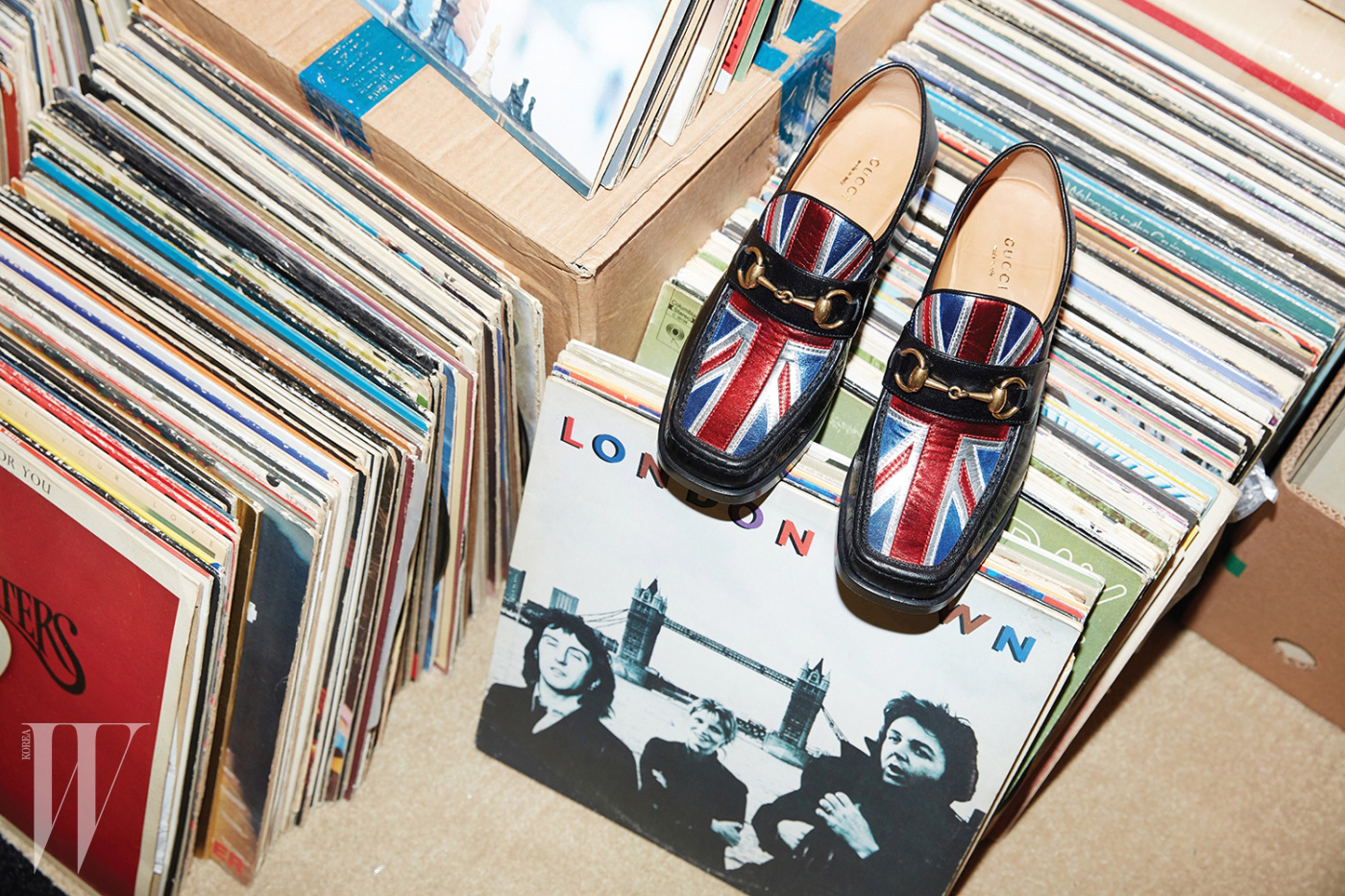 폴 매카트니의  앨범과 함께 놓인 유니언잭을 형상화한 홀스빗 로퍼는 구찌 제품. 97만원.
