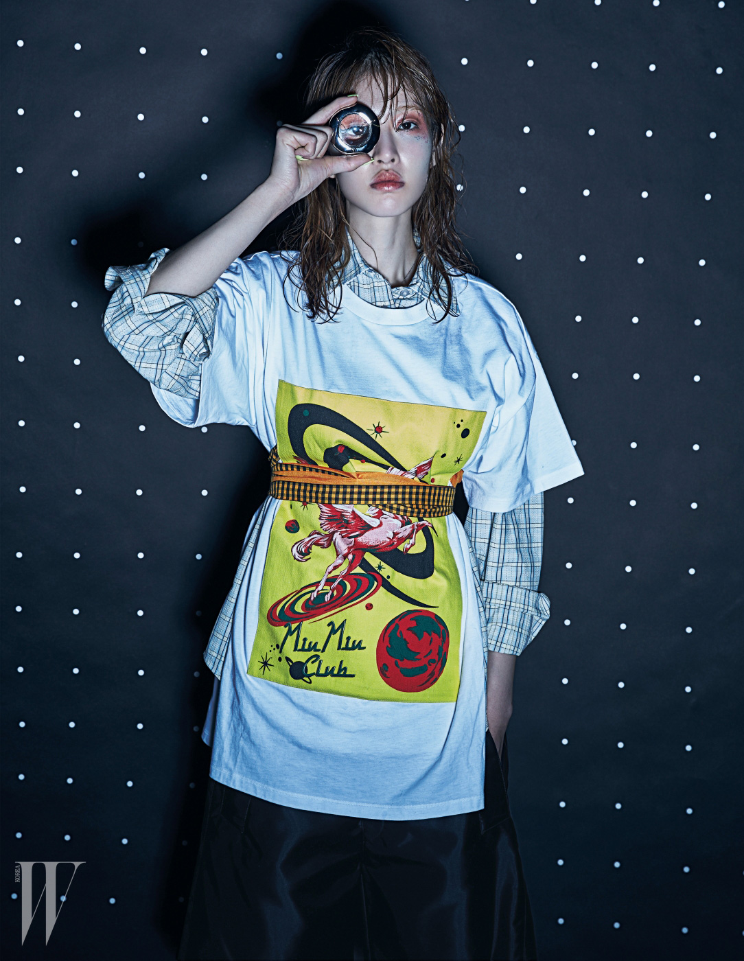 레이어드해 연출한 셔츠와 우주의 모습을 표현한 미우미우 클럽 프린트 티셔츠, 스커트와 벨트는 모두 Miu Miu 제품.