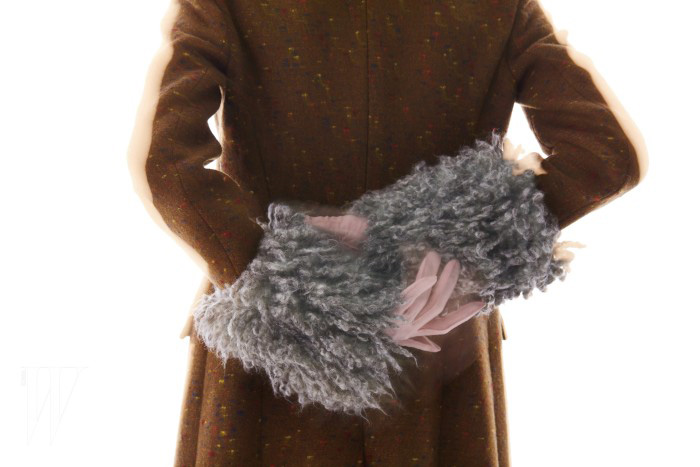 거칠고 풍성한 페이크 퍼가 달린 카키색 모직 코트는 크리스토퍼 케인 제품. 3백35만원.