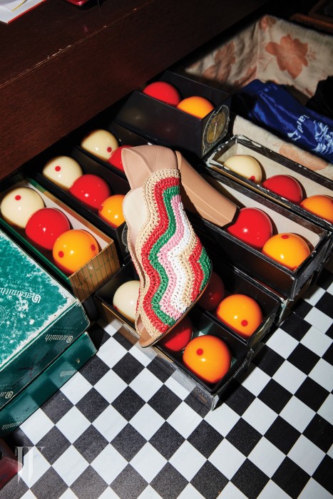 라피아로 물결무늬를 표현한 슈즈는 펜디 제품. 1백58만원.
