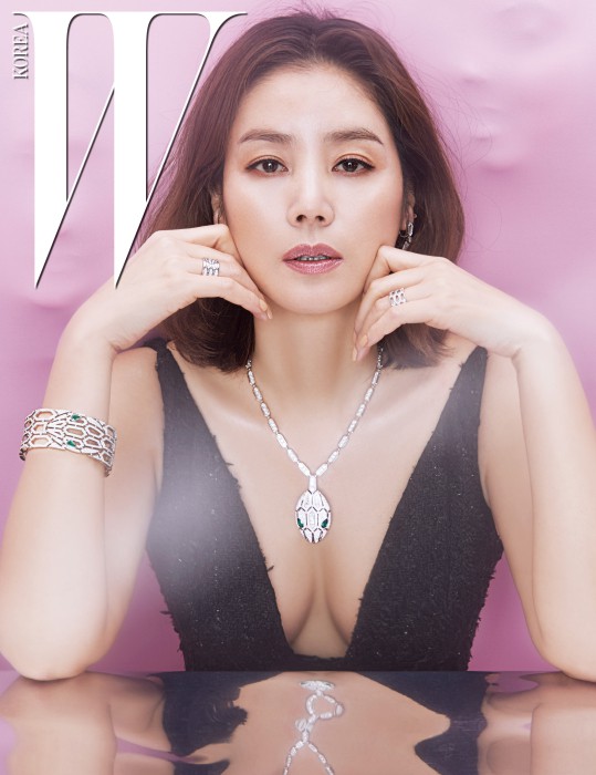 아이코닉한 뱀 모티프에서 영감을 받은 독창적인 다이아몬드 세팅의 육각형 형태 비늘 패턴과 에메랄드로 매혹적인 눈매를 강조한 세르펜티 아이즈 온 미(Serpenti Eyes On Me) 컬렉션의 하이 주얼리 목걸이와 팔찌, 반지와 귀고리는 모두 Bulgari 제품.