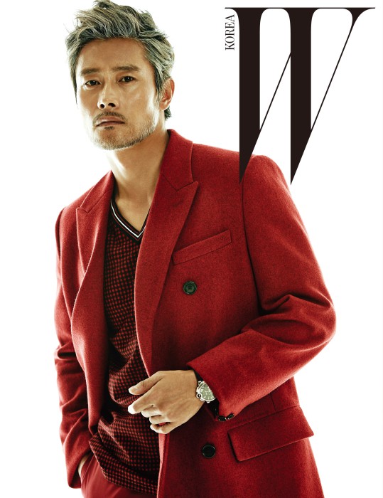 붉은빛의 모직 코트, 체크 패턴의 브이넥 니트 톱, 빨간색 팬츠는 모두 Dior Homme, 시계는 Cartier 제품.
