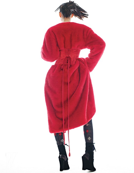 코르셋 디테일이 특징인 빨강 퍼 코트는 푸시버튼 제품. 가격 미정. 아가일 체크무늬 니트 타이츠와 벨벳 소재의 웨지 슈즈는 프라다 제품. 모두 가격 미정.