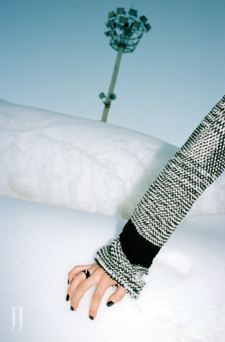 검은색 세라믹 소재 밴드에 화이트 골드와 다이아몬드를 장식한 리앙 컬렉션 링은 쇼메 제품. 140만원. 흑백 색상의 니트 톱은 미쏘니 제품. 1백79만원.