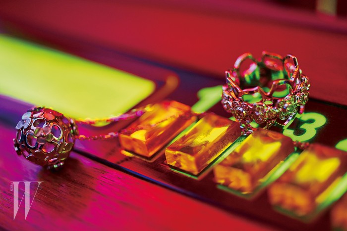 수국을 모티프로 디자인된 호텐시아 컬렉션의 화이트 골드 다이아몬드 링과 플라워 볼 네크리스는 쇼메 제품. 반지는 1천만원대, 목걸이는 390만원.