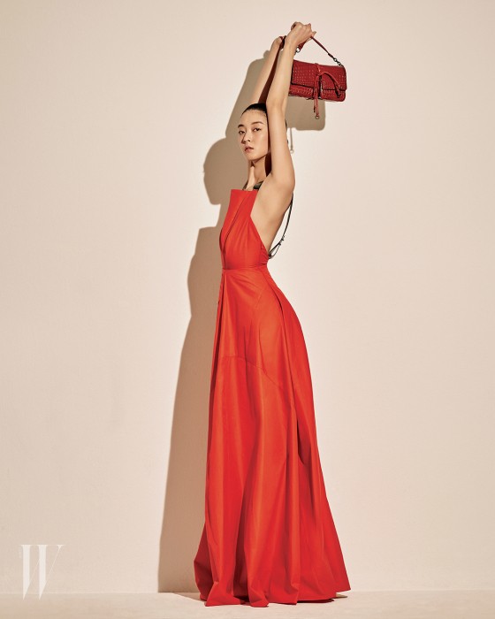 1_가죽 끈이 달린 붉은색 코튼 드레스와 위빙 장식이 돋보이는 와인빛 숄더백은 보테가 베네타 제품. 가격 미정.