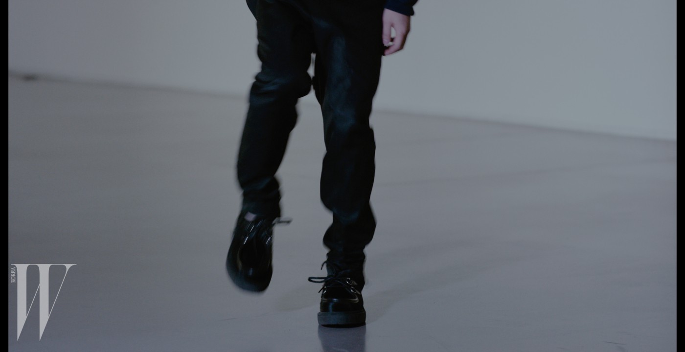 검정 팬츠, 검은색 클리퍼는 루이 비통 제품.1 백30만원대.
