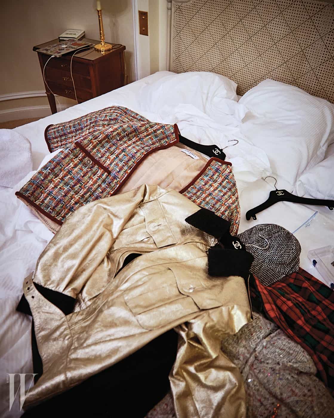 파리에 있는 동안 머문 브리스톨 호텔에서 만난 지드래곤. 샤넬의 흰색 스웨터와 로고 장식 액세서리를 착용했다.