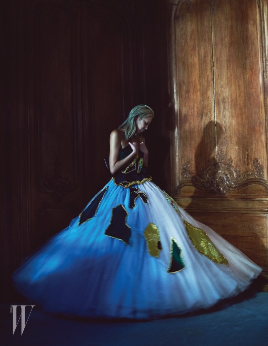 벨벳 소재의 자수 패브릭을 패치워크한 풍성한 튜브톱 드레스는 Viktor & Rolf Haute Couture 제품.