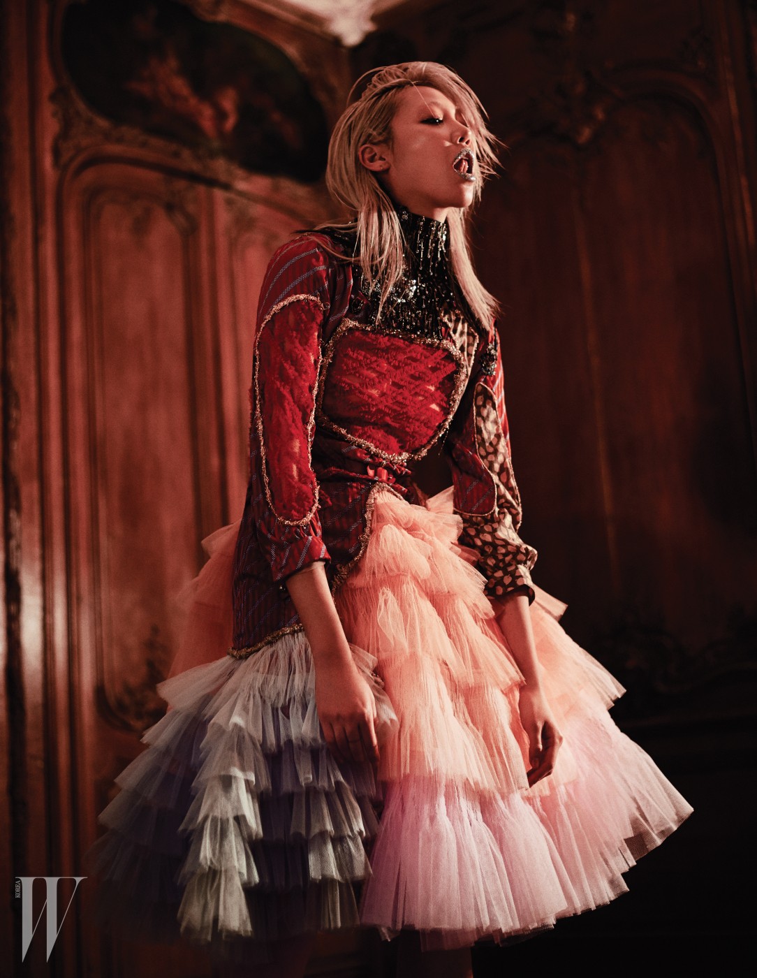 빨강 레이스와 주얼 장식, 빈티지 패브릭을 패치워크한 중세풍 시폰 드레스는 Viktor & Rolf Haute Couture 제품.