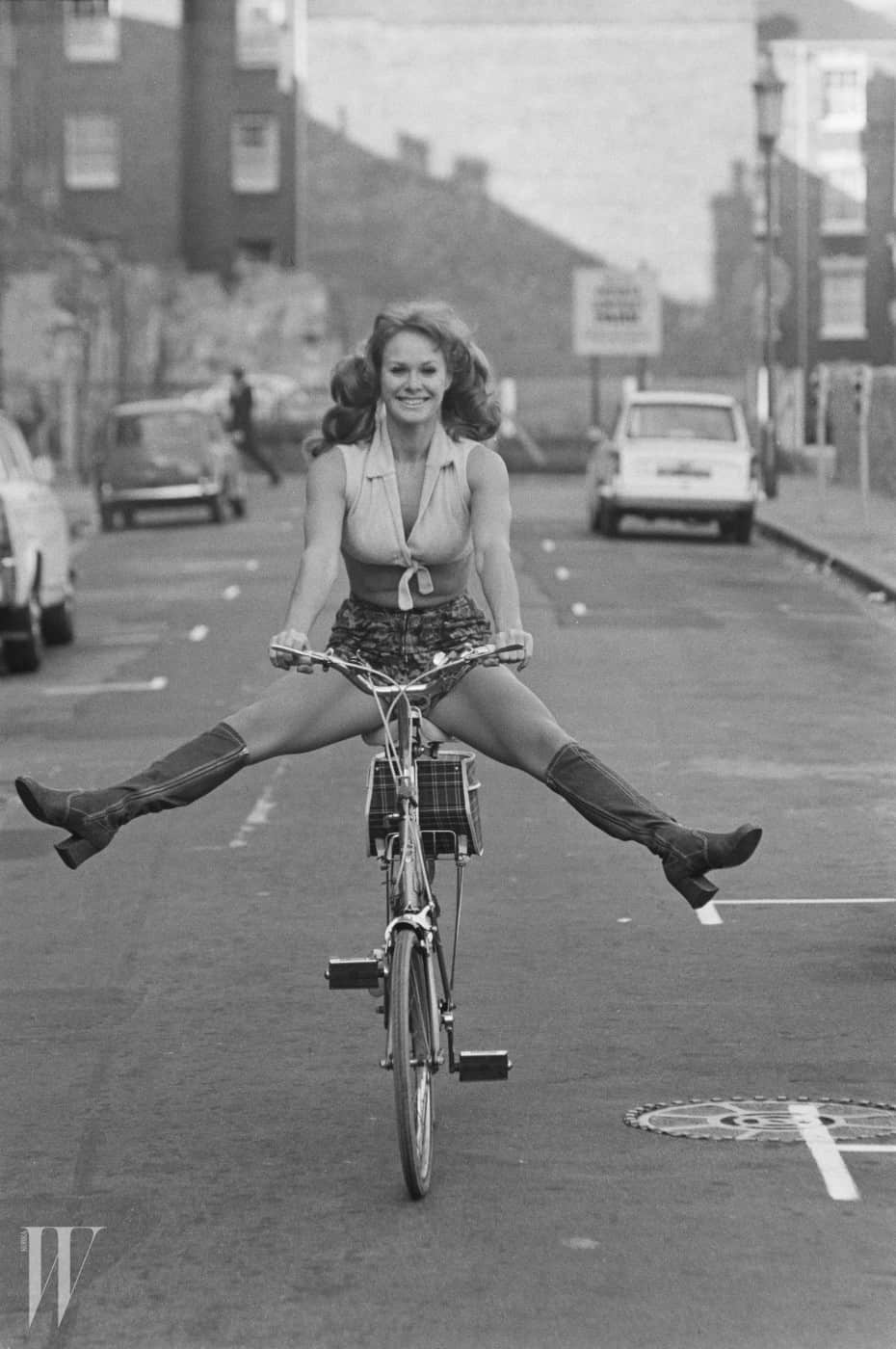 British actress and comedian Carol Cleveland riding a bike, UK, 24th October 1971. (Photo by D. Morrison/Express/Hulton Archive/Getty Images)