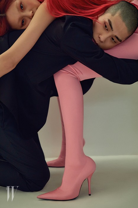 정호연이 입은 네온 핑크 컬러 레깅스 부츠는 발렌시아가 제품. 가격 미정. 서하가 입은 검정 재킷은 로에베 제품. 2백40만원대, 검정 팬츠는 루이 비통 제품. 가격 미정.
