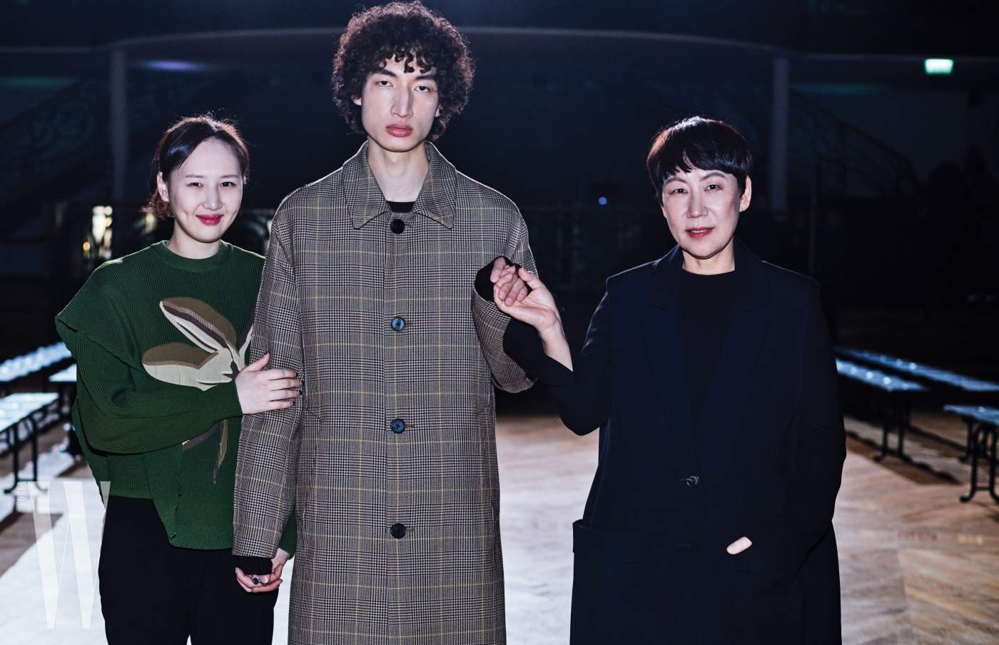 김봉우가 입은 단정한 글렌 체크 코트는 Wooyoungmi 제품.