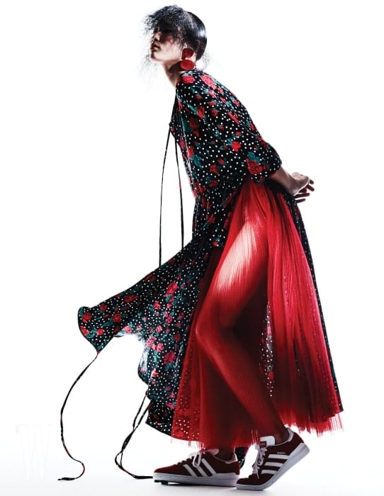 빨강 꽃무늬 드레스는 베트멍 by 10 꼬르소 꼬모 제품. 1백85만원. 안에 입은 빨강 샤 소재 드레스는 디올 제품. 가격 미정. 조형적인 귀고리는 셀린 제품. 가격 미정. 빨강 스니커즈는 아디다스 오리지널스 제품. 10만원대.