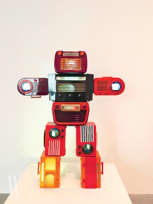 8. “런던 테이트 모던에 있는 백남준의 작품, ‘베이클라이트 로봇(Bakelite Robot)’은 다프트 펑크를 연상시킵니다. 하지만 이 작품이 더 복고적인 느낌이죠.”