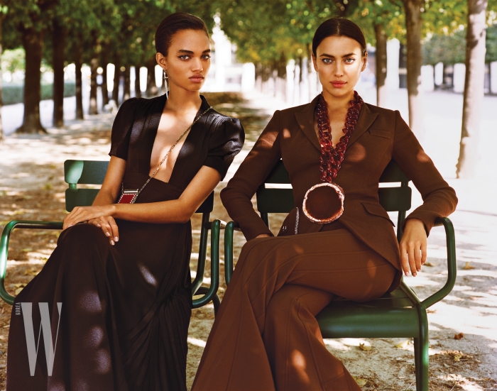 왼쪽 모델이 입은 드레스는 Valentino, 립스틱 케이스와 귀고리는 Valentino Garavani 제품. 오른쪽 모델이 입은 브라운 컬러 재킷, 팬츠, 볼드한 목걸이는 모두 Givenchy by Riccardo Tisci 제품.