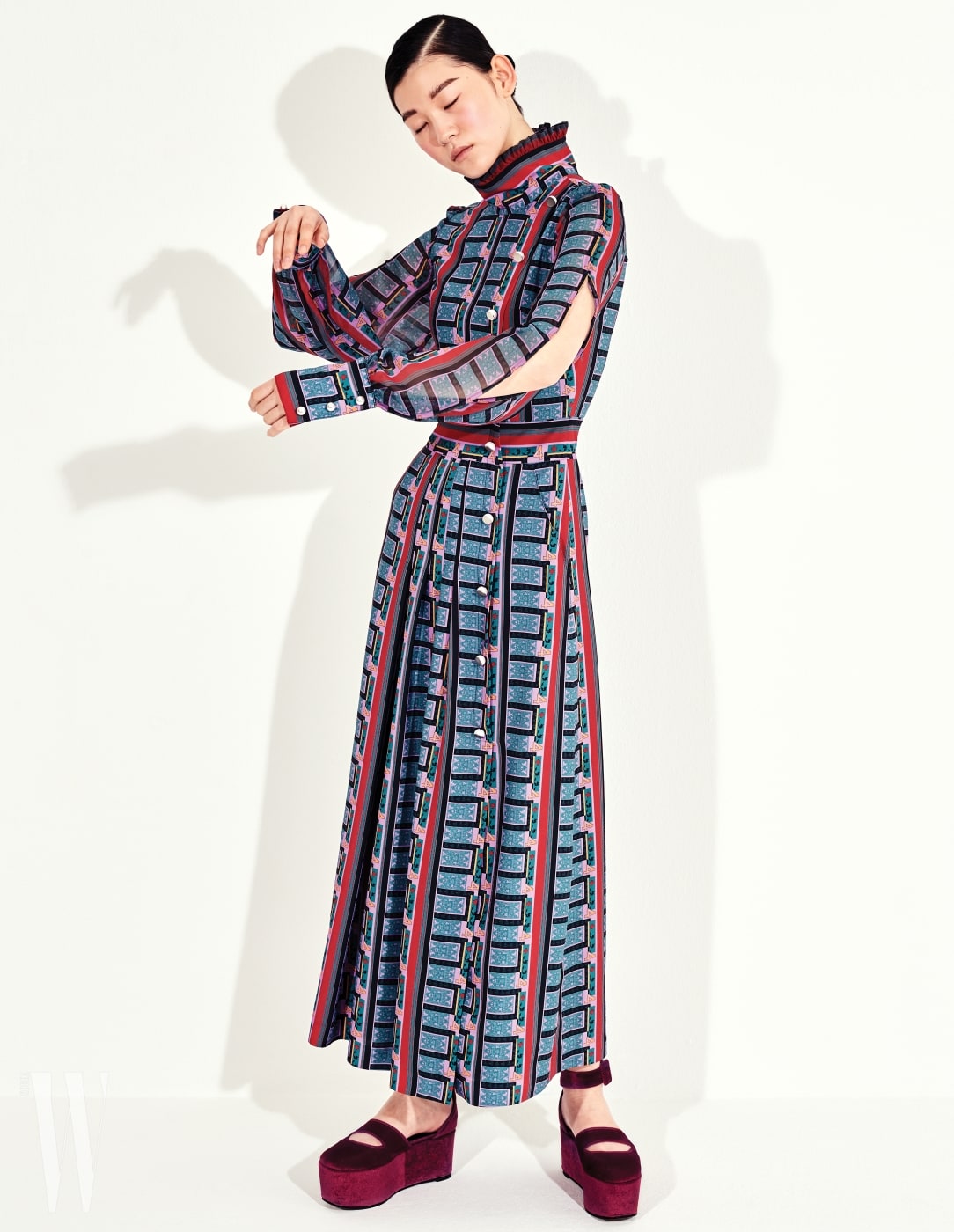 진주 단추가 달린 그래픽적인 드레스는 Kwak Hyun Joo 제품.