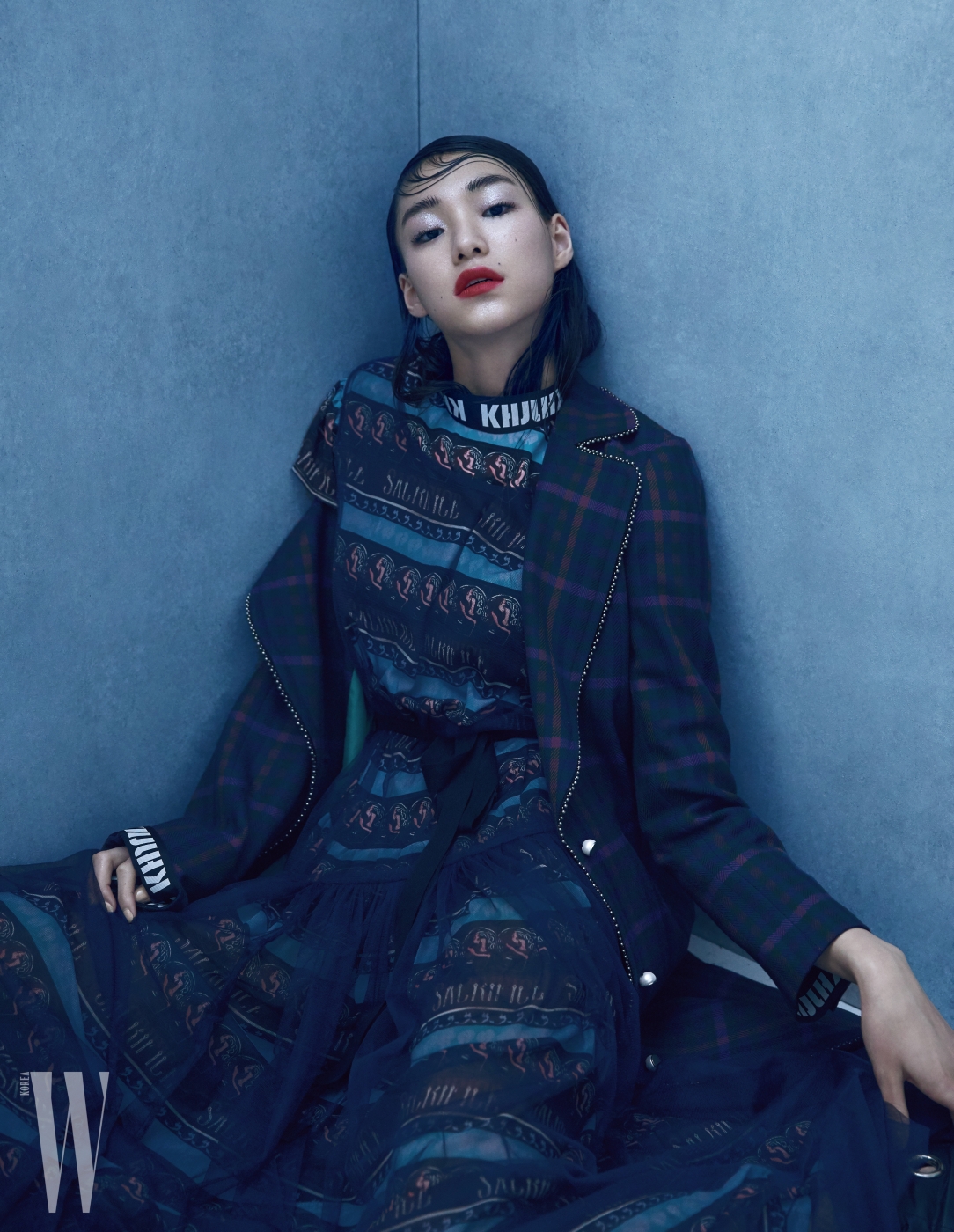 김설희가 착용한 화려한 프린트 드레스와 코트는 Kwak Hyun Joo Collection 제품.