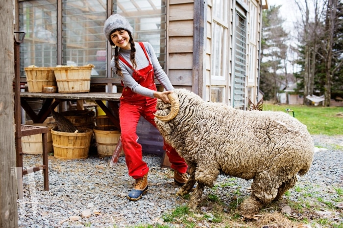 [보도스틸 2]Ambika Conroy at her Farm, Woodridge, NY, 2013, Courtesy of The Selby