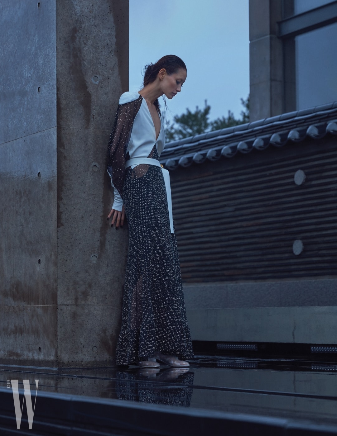 비즈 장식 시스루 드레스는 Louis Vuitton, 신발은 Chanel 제품.
