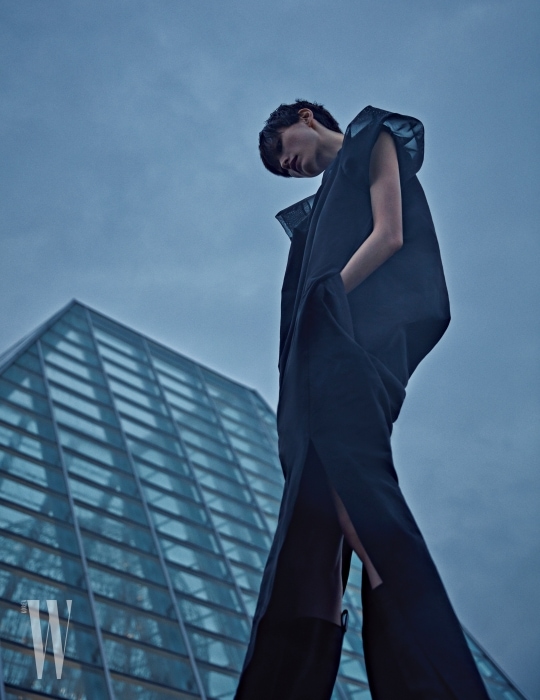 구조적인 형태가 인상적인 슬릿 드레스와 검정색 부츠는 Rick Owens 제품.