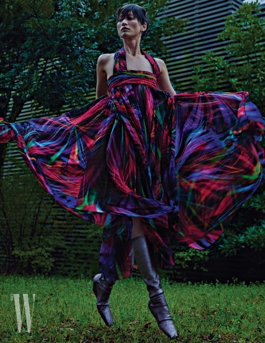현란한 디지털 프린트 드레스는 Chanel, 부츠는 Rick Owens 제품.
