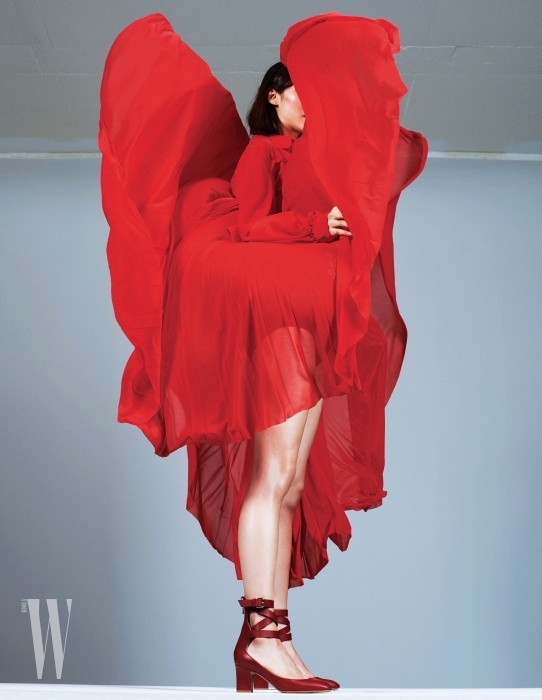 빨강 시폰 드레스와 앵클 스트랩 슈즈는 발렌티노 가라바니 제품. 가격 미정.