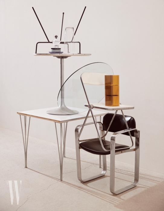 위부터ㅣ핀란드어로 '이슬방울'을 의미하는 입체적인 Kastehelmi 그릇과 접시는 1964년 처음 디자인된 것으로, 모두 Ilttala by WxDxH, 화이트 Plia Chair는 Castelli, 의자 위에 놓인 4면의 컬러가 다른 아크릴 큐비즘 화분은 Verythings, 네모난 1960년대 레트로 스타일 화이트 테이블, 가죽 소재의 철제 프레임 의자는 모두 Tuff 제품.