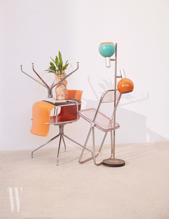 왼쪽 위부터ㅣ 지층의 흐름 무늬가 아름다운, 흙으로 만든 독일산 멜팅팟 화분은 Verythings, 오렌지 의자 53 Armchair는 Arper, 투명한 핑크 Plia Chair는 Castelli, 1960년대 독일에서 생산된 레드로 스탠드 조명은 Tuff 제품.