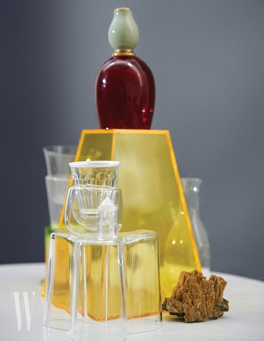위부터ㅣ에메랄드빛의 포셀린 빈티지 후추통은 Orer 소장품, 빨간색 유리컵은 LSA by WxDxH, 바닥에 엎어놓은 Aalto Vase는 알바 알토가 1930년대에 디자인한 것으로, 아름다운 핀란드 호수 둘레의 곡선에서 영감을 받은 유연한 라인이 특징이다. Ilttala 제품. 흙과 미네랄이 합쳐서 아름다움을 자아내는 광물은 Orer 소장품.