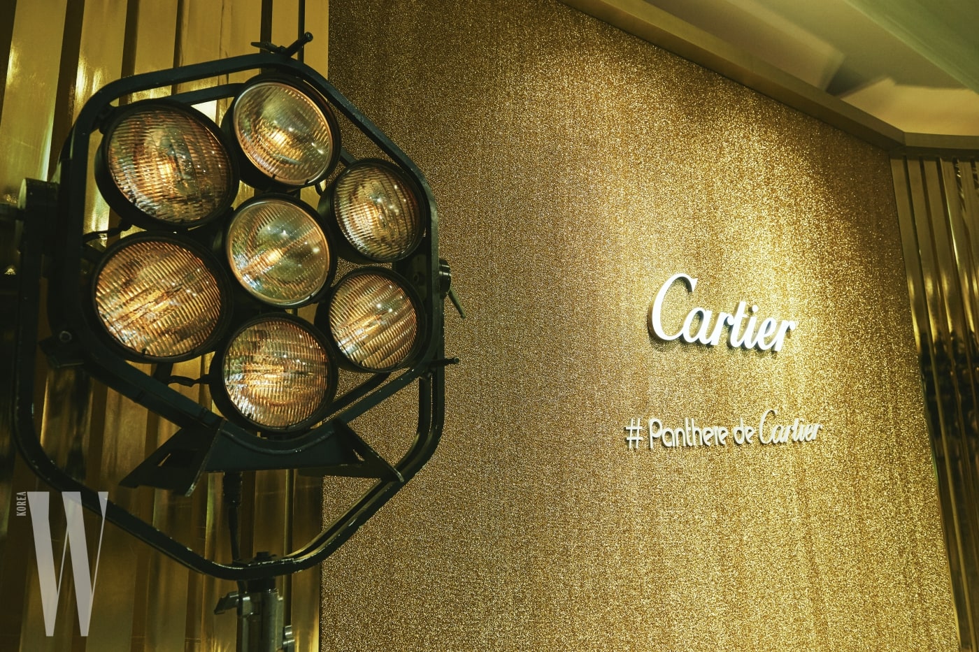 황금빛으로 글램하게 물든 파티 현장. #Panthere de Cartier라고 적힌 해시태그 문구가 눈길을 끈다.