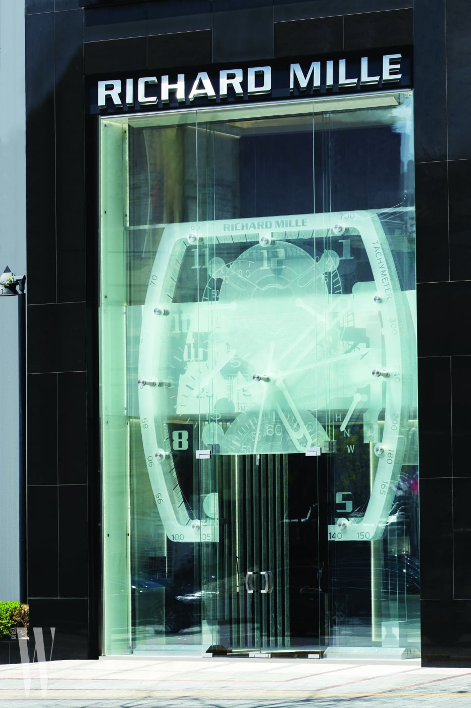 브랜드의 아이콘인 스플릿 세컨즈 크로노그래프 RM008을 형상화한 대형 유리 조형물이 시선을 끈다.