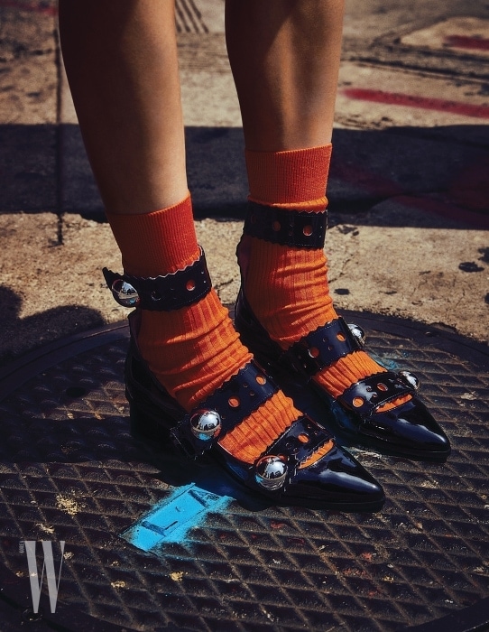 슈즈는 Lucky Chouette, 양말은 Givenchy by Riccardo Tisci 제품.