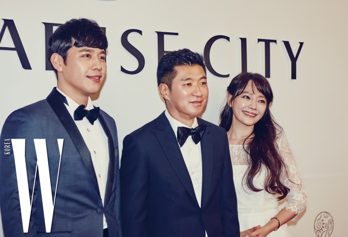 전필립 회장을 가운데 두고 포즈를 취한 뮤지컬 배우 손준호와 김소현 부부.
