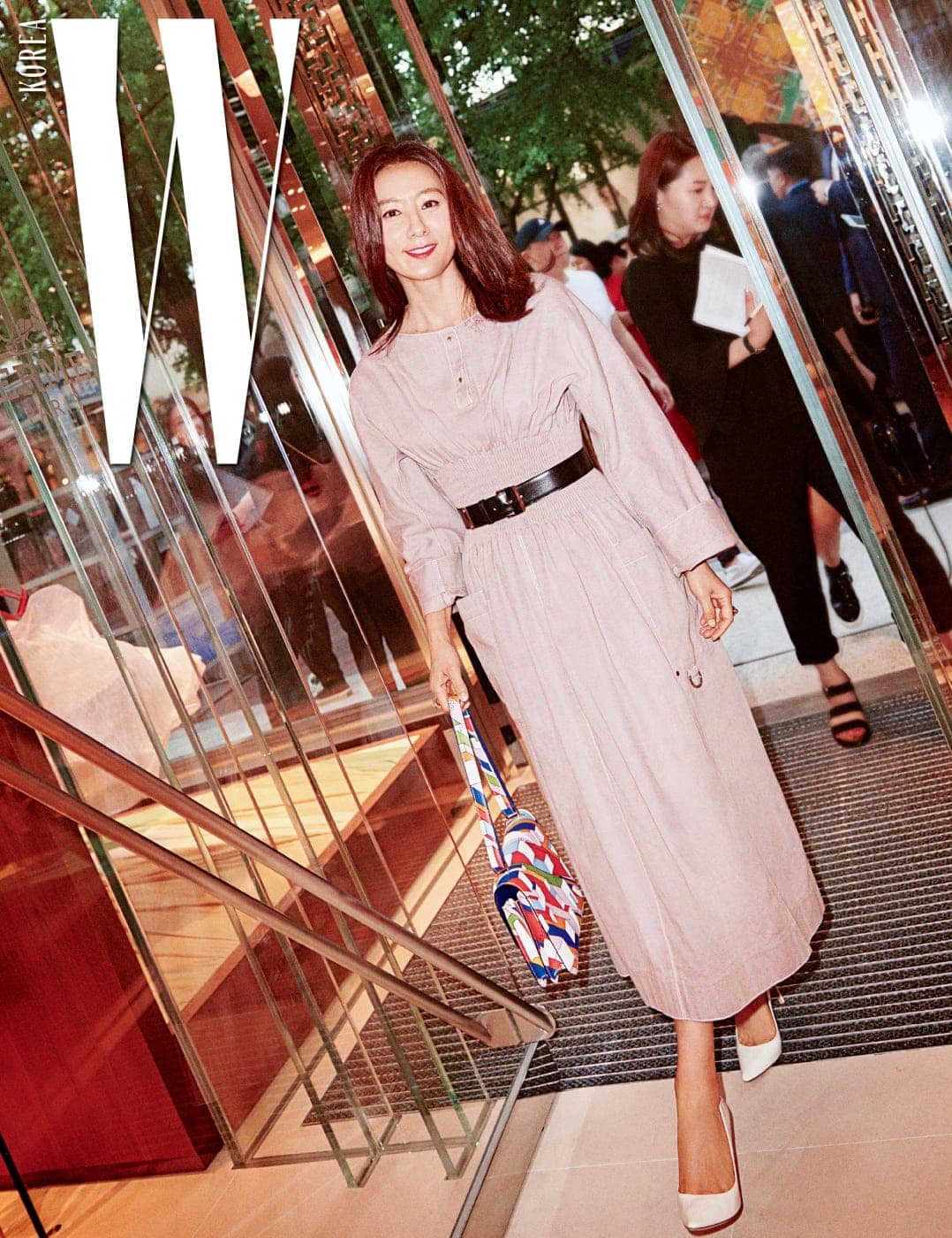 에르메스 S/S 시즌 드레스에 그래픽 패턴이 돋보이는 프린트 백을 들고 파티장에 들어선 배우 김희애.